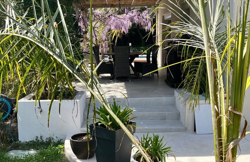 Sussargues House | Large villa with pool between sea and scrubland