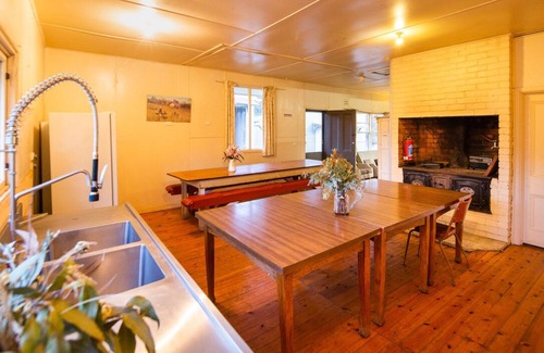 Maindample House | Large Wappan Bonnie Doon farmstay on Lake Eildon near Mansfield/Mt Buller. 18ppl