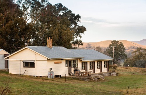 Maindample House | Large Wappan Bonnie Doon farmstay on Lake Eildon near Mansfield/Mt Buller. 18ppl