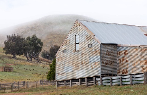 Maindample House | Large Wappan Bonnie Doon farmstay on Lake Eildon near Mansfield/Mt Buller. 18ppl