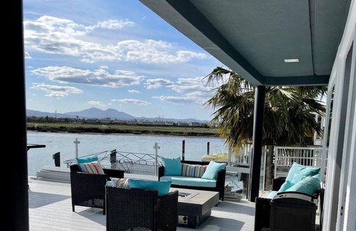 Discovery Bay House | Large water front Discovery Bay home-5 mins to fast