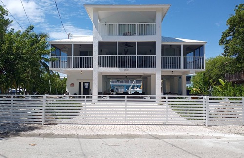 Islamorada House | Large Waterfront Home with 80 ft Dockage and Boat Lift with Pool In Islamorada