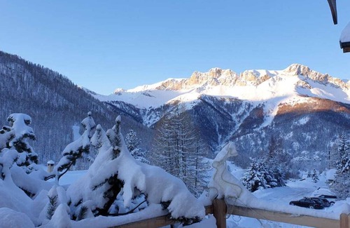 Molines-en-Queyras Ski Chalet | Large, welcoming chalet with Jacuzzi