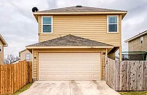 Universal City House | Larger 7+ Bed Home With Movie Theater near SanAntonio & Randolph Air force base