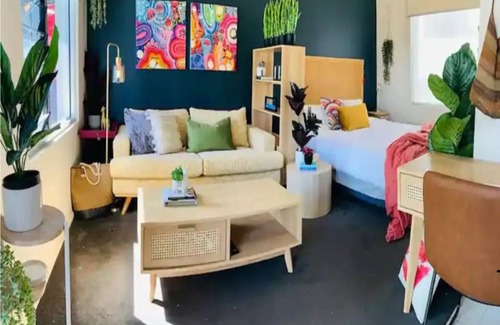 Parap Apartment | Larger Room In Parap, Saltwater Pool, Close to Markets, Great Coffee, Central