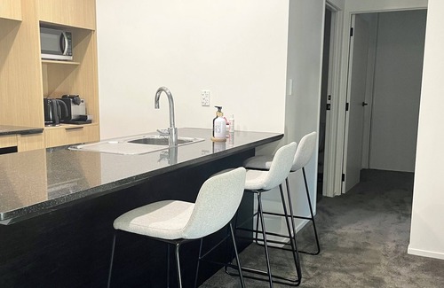 Takapuna Apartment | Largest apartment in the block 2 bedrooms 2 bathrooms includes carpark and pool