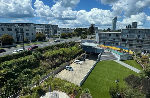 Takapuna Apartment | Largest apartment in the block 2 bedrooms 2 bathrooms includes carpark and pool