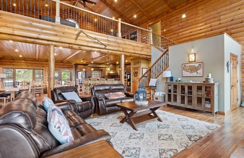 Deadwood Cabin | Largest Black Hills Lodge - Sleeps 30 - 13 Bedroom
