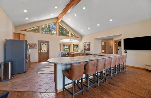 Custer House | Largest Custer Lodge-Sleeps 22