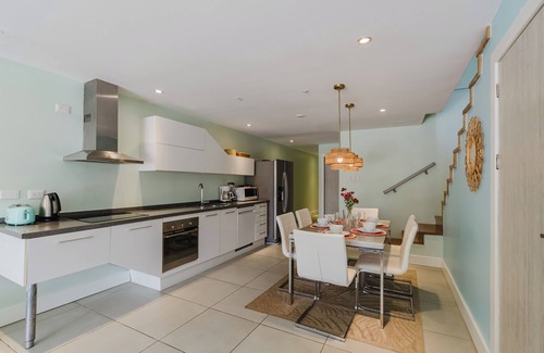 Oranjestad Apartment | Largest Space for Groups on Palm Beach (14)