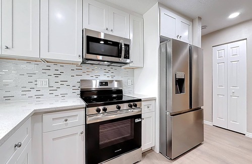 Largo House | Largo 7BR 4BA Sunny Shores Getaway