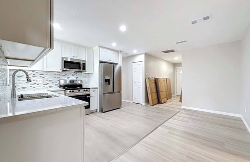 Largo House | Largo 7BR 4BA Sunny Shores Getaway