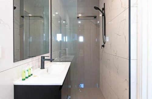 Largs Bay Apartment | Largs Oasis, Beach and Jetty views - Free wine