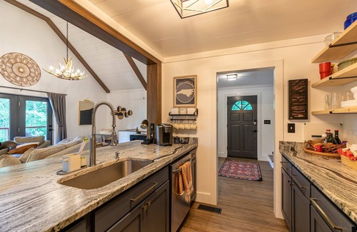 Newland House | Lark Hollow - Pet Friendly Cottage with Hot Tub near Banner Elk
