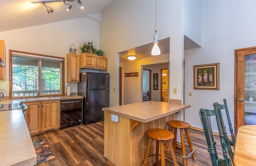 Sunriver House | LARK07 - Your Home Away From Home, Private Hot Tub