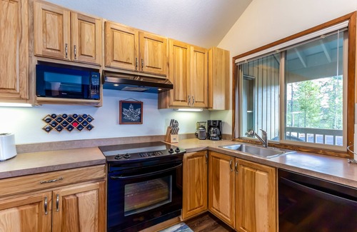 Sunriver House | LARK07 - Your Home Away From Home, Private Hot Tub