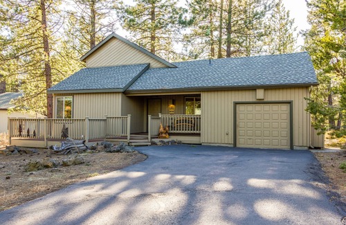 Sunriver House | LARK07 - Your Home Away From Home, Private Hot Tub