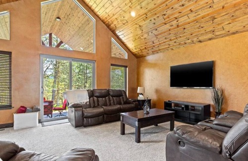 Deadwood Villa | Larkspur Hills 5BR Villa w/ Hot Tub!