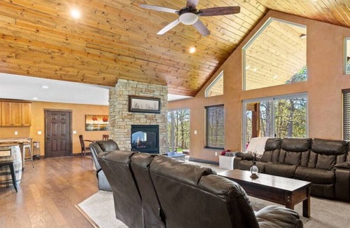 Deadwood Villa | Larkspur Hills 5BR Villa w/ Hot Tub!