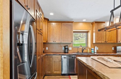 Deadwood Villa | Larkspur Hills 5BR Villa w/ Hot Tub!