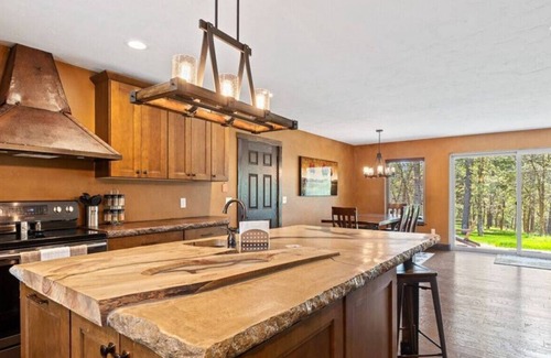 Deadwood Villa | Larkspur Hills 5BR Villa w/ Hot Tub!