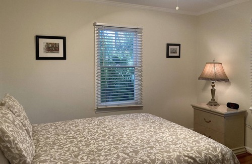 Colee Hammock House | Las Olas 2 Bedroom Villa House: Walking to Beach, Dining and Nightlife!