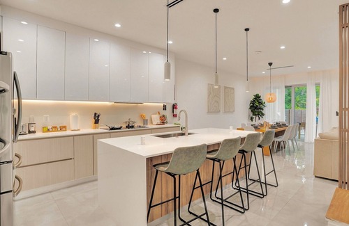 Middle River Terrace House | Las Olas-8 BD with Two HTD Pool-Jacuzzi-BBQ-Games