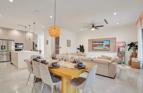 Middle River Terrace House | Las Olas-8 BD with Two HTD Pool-Jacuzzi-BBQ-Games