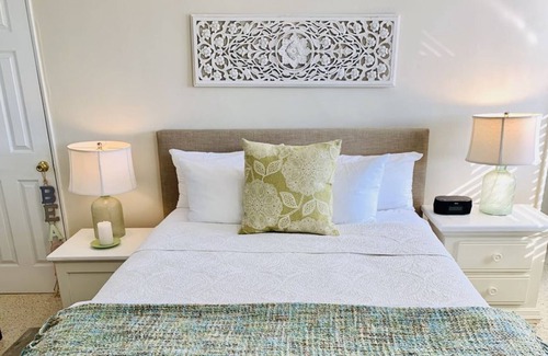Nurmi Isles Apartment | Las Olas Island Studio Apartment -7 blocks to Beach & 5 blocks to Town