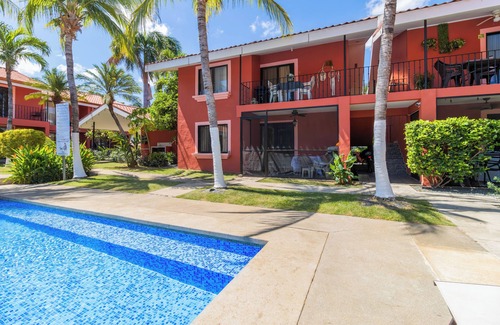 Coco Condo | Las Palmas Condo: Pool & Beach
