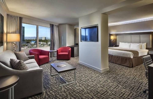 Gateway District House | Las Vegas Dreams! Entertaining Amenities, 2 Swimming Pools, Onsite Parking!