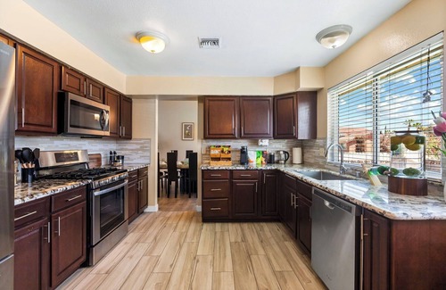Las Vegas House | Las Vegas Family 5BR Home-6Beds,w/Pool,BBQ,Projector,Billiards,Towels,Essentials