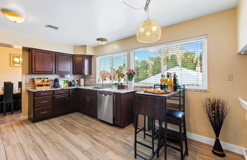 Las Vegas House | Las Vegas Family 5BR Home-6Beds,w/Pool,BBQ,Projector,Billiards,Towels,Essentials