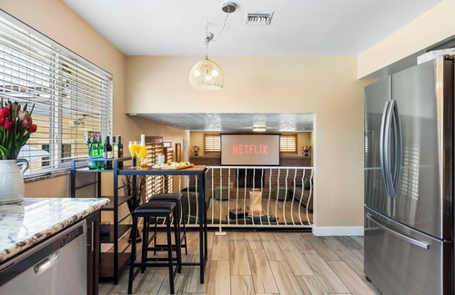Las Vegas House | Las Vegas Family 5BR Home-6Beds,w/Pool,BBQ,Projector,Billiards,Towels,Essentials