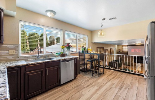 Las Vegas House | Las Vegas Family 5BR Home-6Beds,w/Pool,BBQ,Projector,Billiards,Towels,Essentials