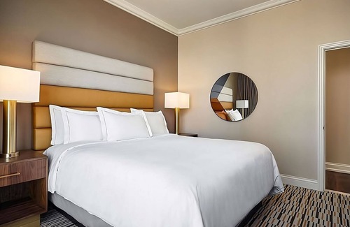 Las Vegas Hotel | Las Vegas Strip Suite w/Living Area, Dining Area & Full Kitchen | Outdoor Pool