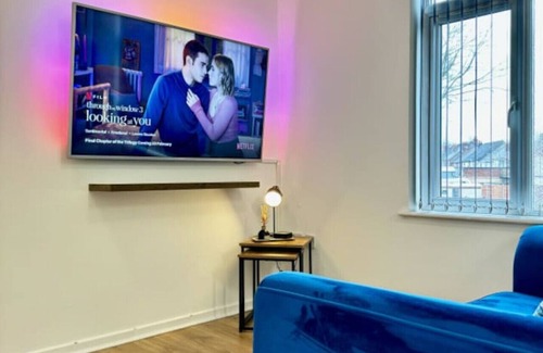 Cradley Apartment | Last Min! Private Smart Tv Kitchen Parking KingBed