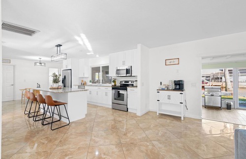 Fort Myers House | Last Minute Deal:Waterfront, Hot Tub, Kayaks, Fishing Gears & Pets-Friendly Stay