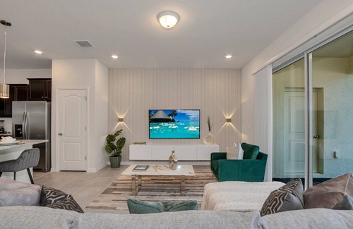 Loughman House | Last Minute Disney Getaway! Townhouse with Private Pool. Book Now! #119401
