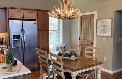 Boone Cottage | LAST MINUTE OPENING. UPDATED CABIN WITH AMAZING MTN VIEWS AND HOT TUB NEAR BR