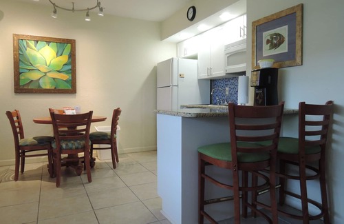 Belle Vista Condo | Last minute special! Walk Out To Beach - Pool Free Wifi & Laundry