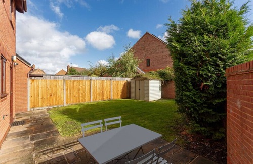 Bletchley House | LastMinDiscount | Detached House | Free Parking