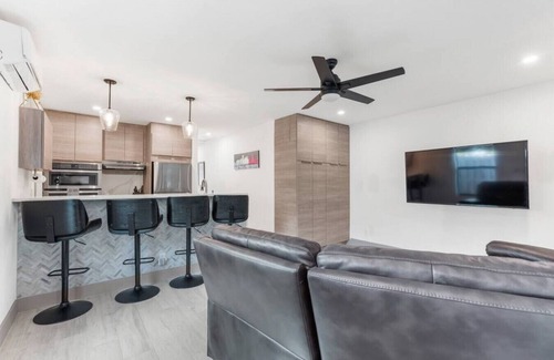 Lake Ridge Apartment | Lauderdale Modern 1 Bedroom 1 Bathroom with Private Backyard