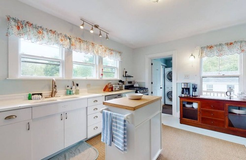 Pemaquid Beach House | Laughton House & Cottages
