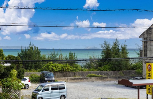 Kin House | Laulea YAKA