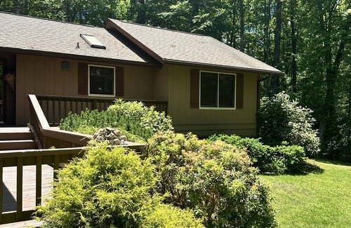 Highlands Cottage | Laurel Cottage- 3 BR/2 baths - Serenity in Highlands, NC