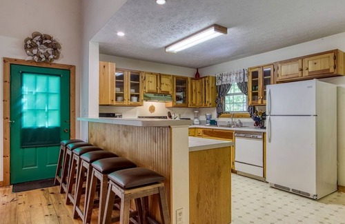 Wears Valley Cabin | Laurel Cottage, $685 FREE tickets each paid day, Hot Tub, Pool Table!