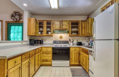Wears Valley Cabin | Laurel Cottage, $685 FREE tickets each paid day, Hot Tub, Pool Table!