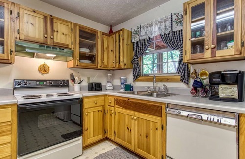 Wears Valley Cabin | Laurel Cottage, $685 FREE tickets each paid day, Hot Tub, Pool Table!
