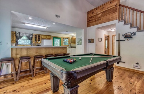 Wears Valley Cabin | Laurel Cottage, $685 FREE tickets each paid day, Hot Tub, Pool Table!